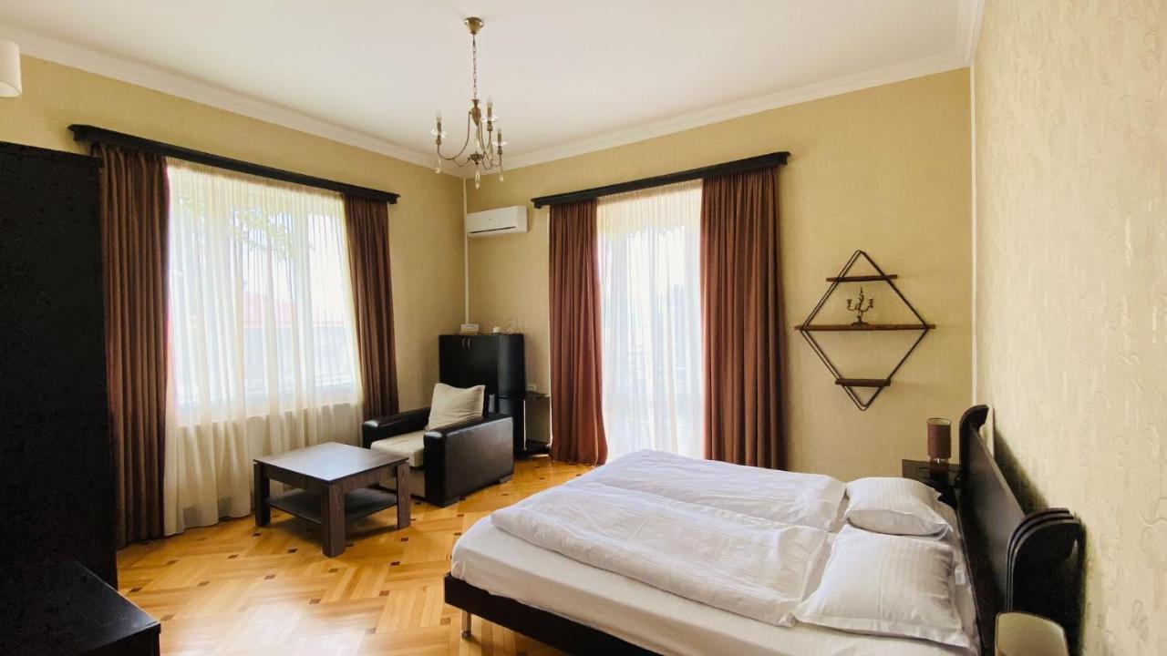 Neli & Zaal Guest House Telavi Exterior photo